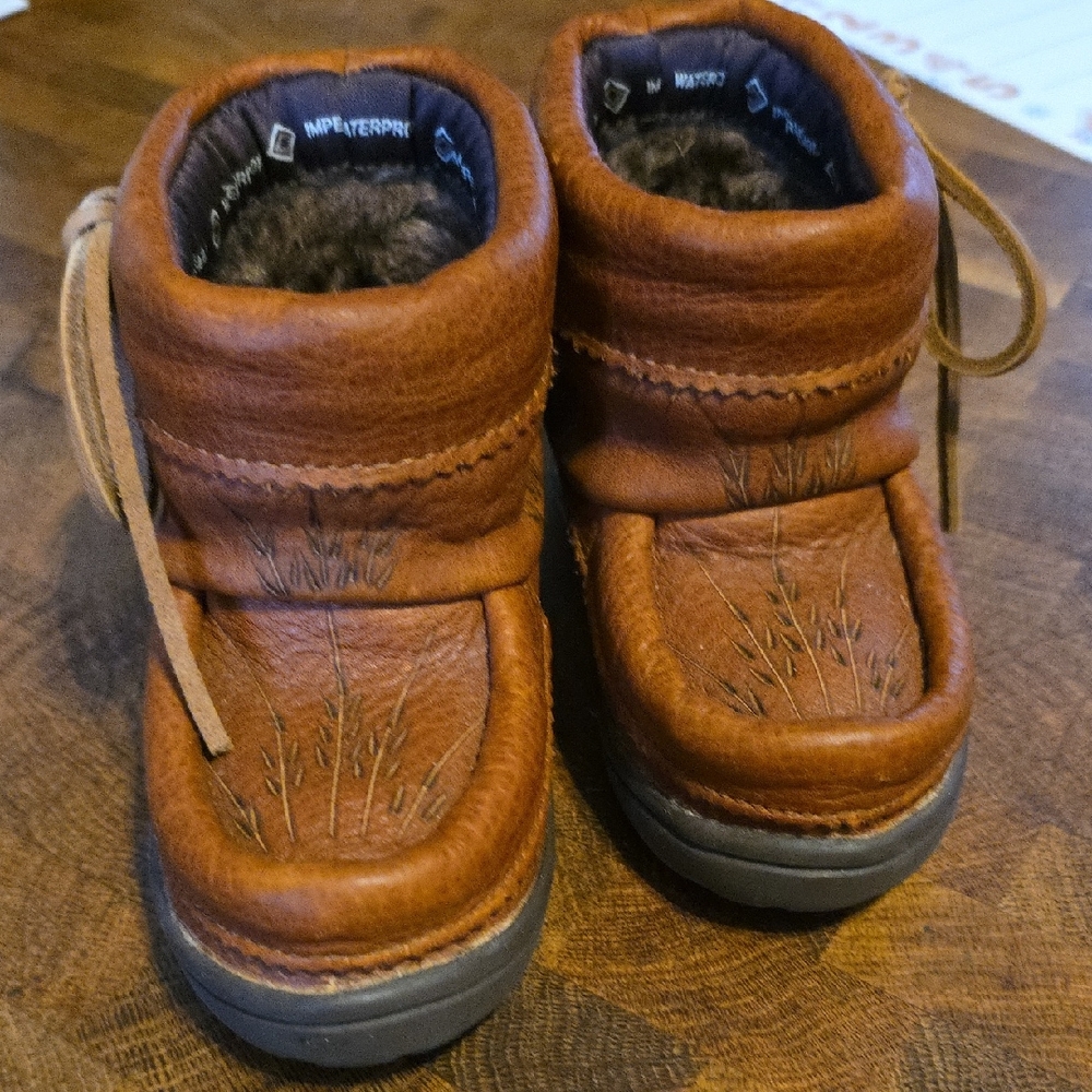 manitobah kids warm moccasin boots. never worn. size small